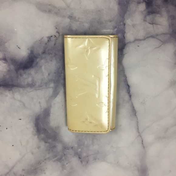 Louis Vuitton Accessories - 💯 Louis Vuitton 4 key holder pearl vernis